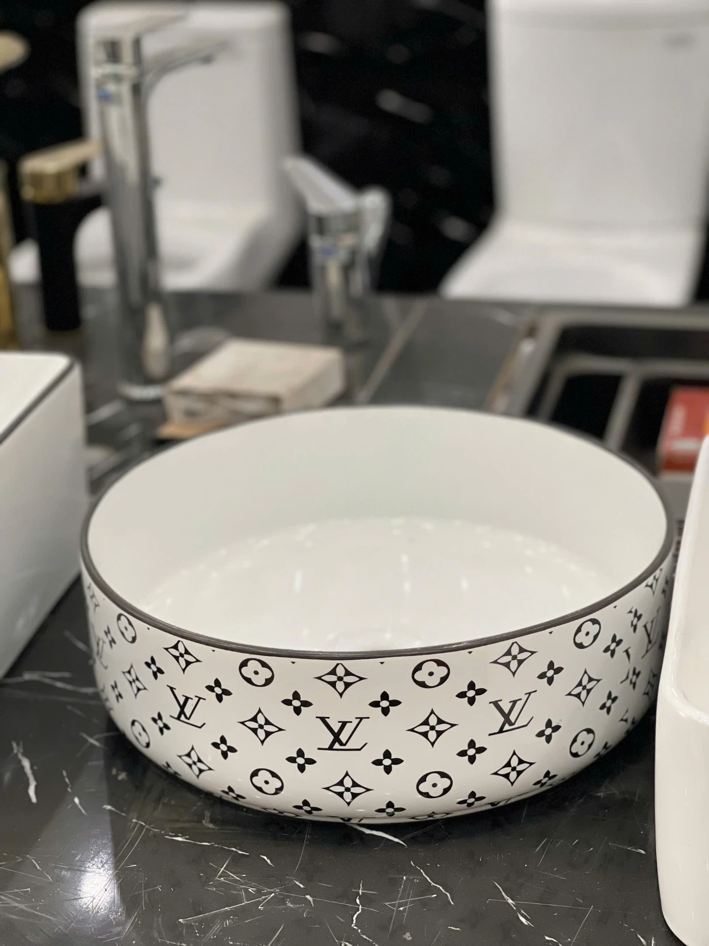 Lavabo tròn hoa văn monogram cao cấp – model KD-LV-LX01