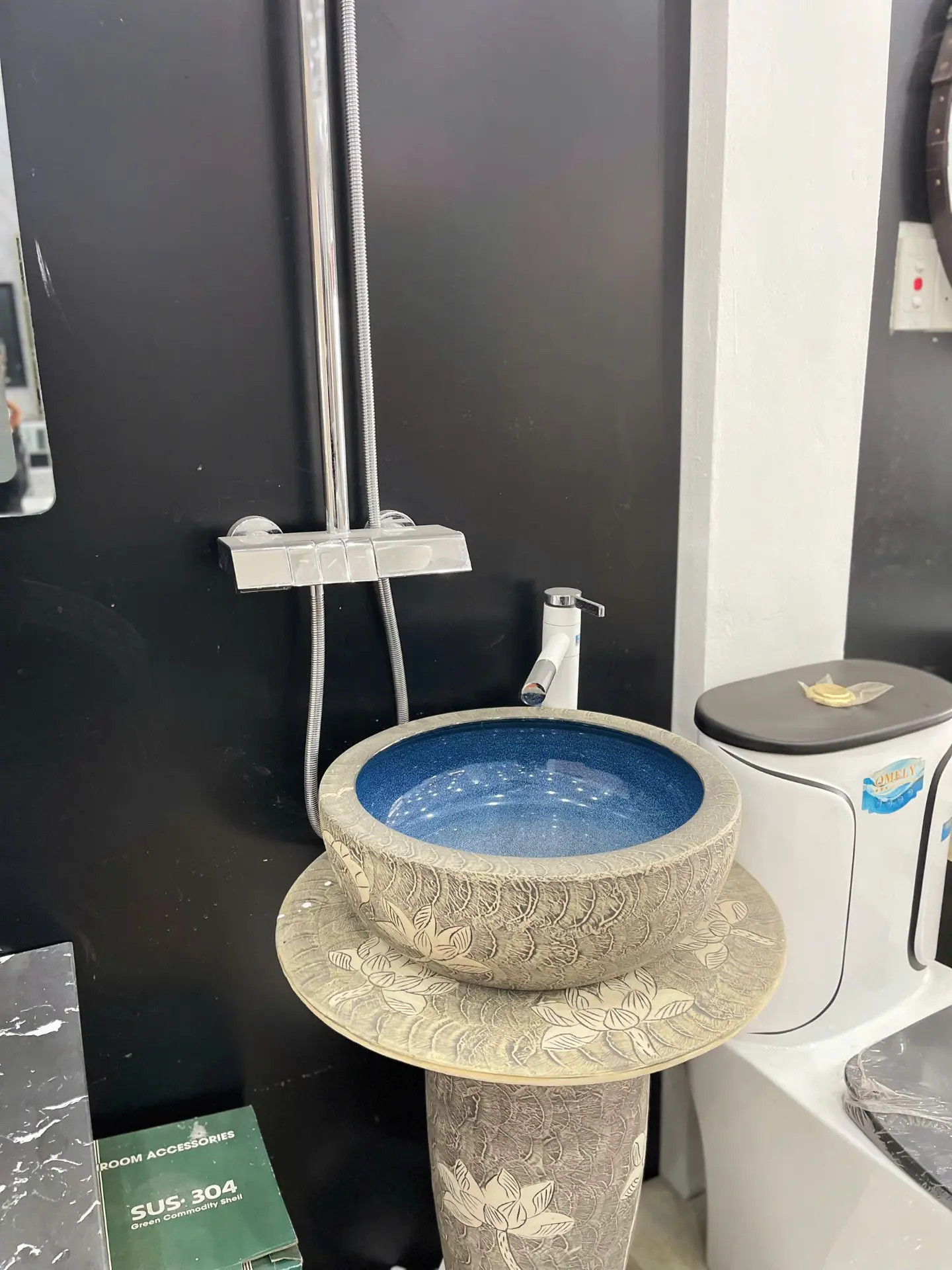 Lavabo đá khắc hoa men xanh chân trụ – model KD-LV-DA02